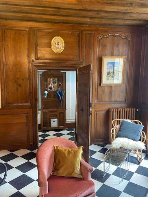 Maison De Centre Boite A Clefs Velos Dans La Maison